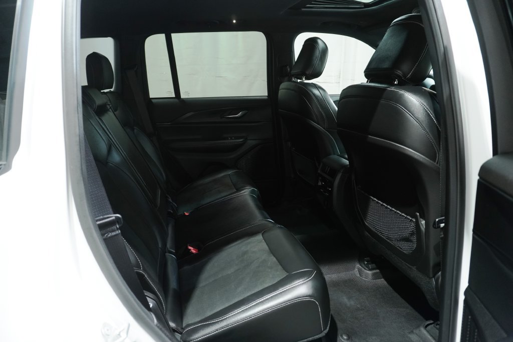 Used 2025 Jeep Grand Cherokee Altitude AWD/4WD image 16