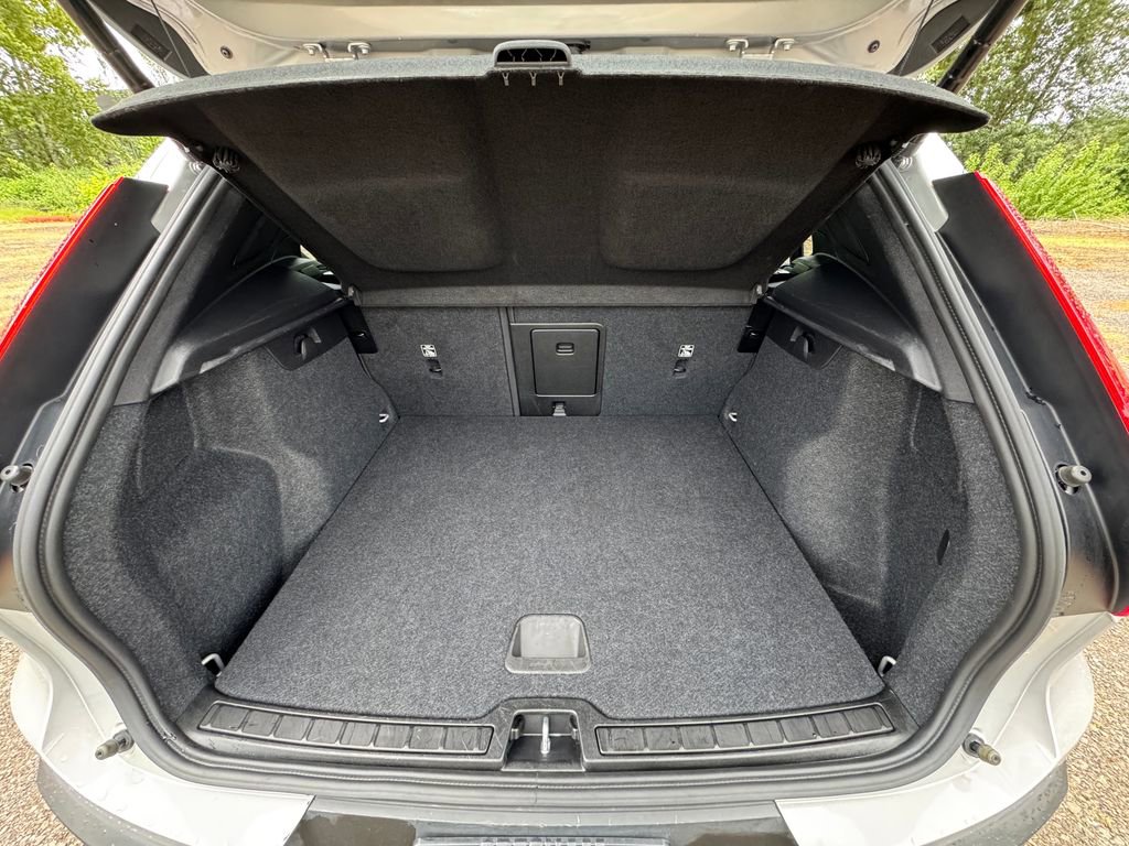Used 2024 Volvo XC40 B5 Core AWD/4WD image 12
