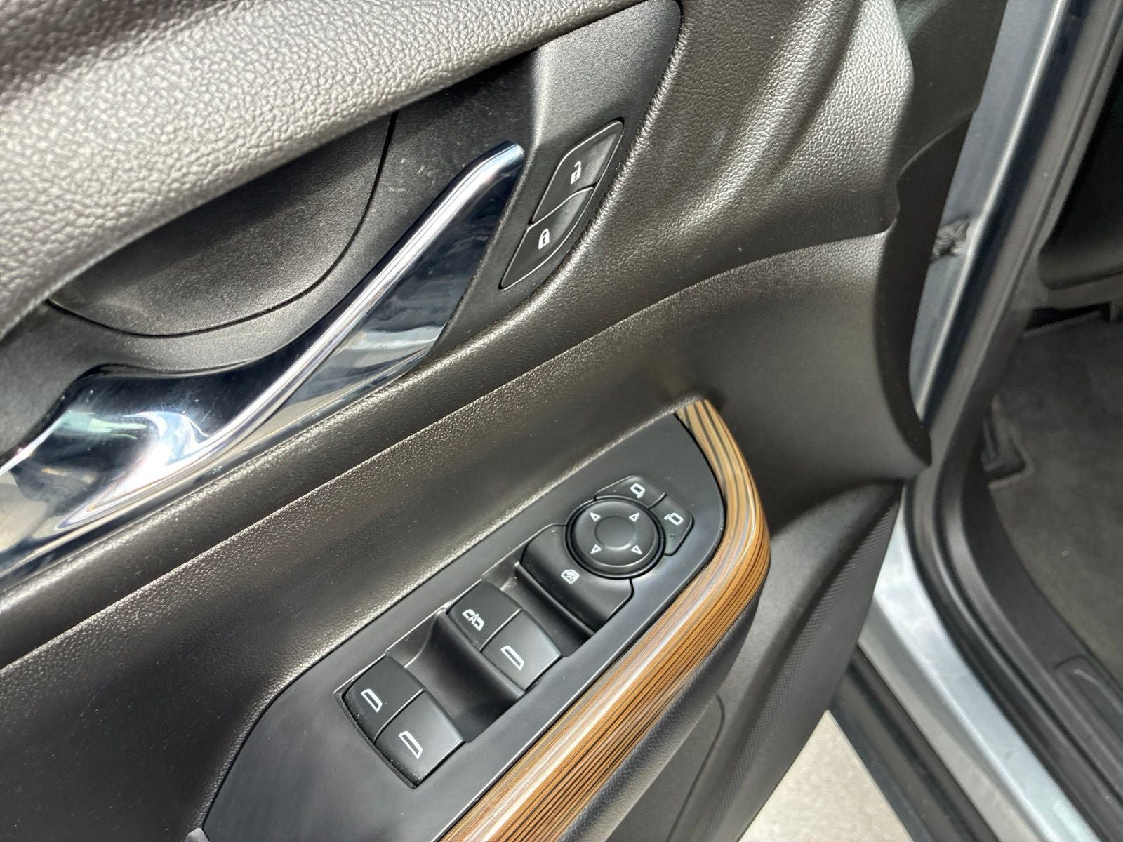 Used 2021 GMC Acadia SLE FWD image 13