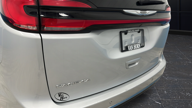 Used 2024 Chrysler Pacifica Touring-L FWD image 38