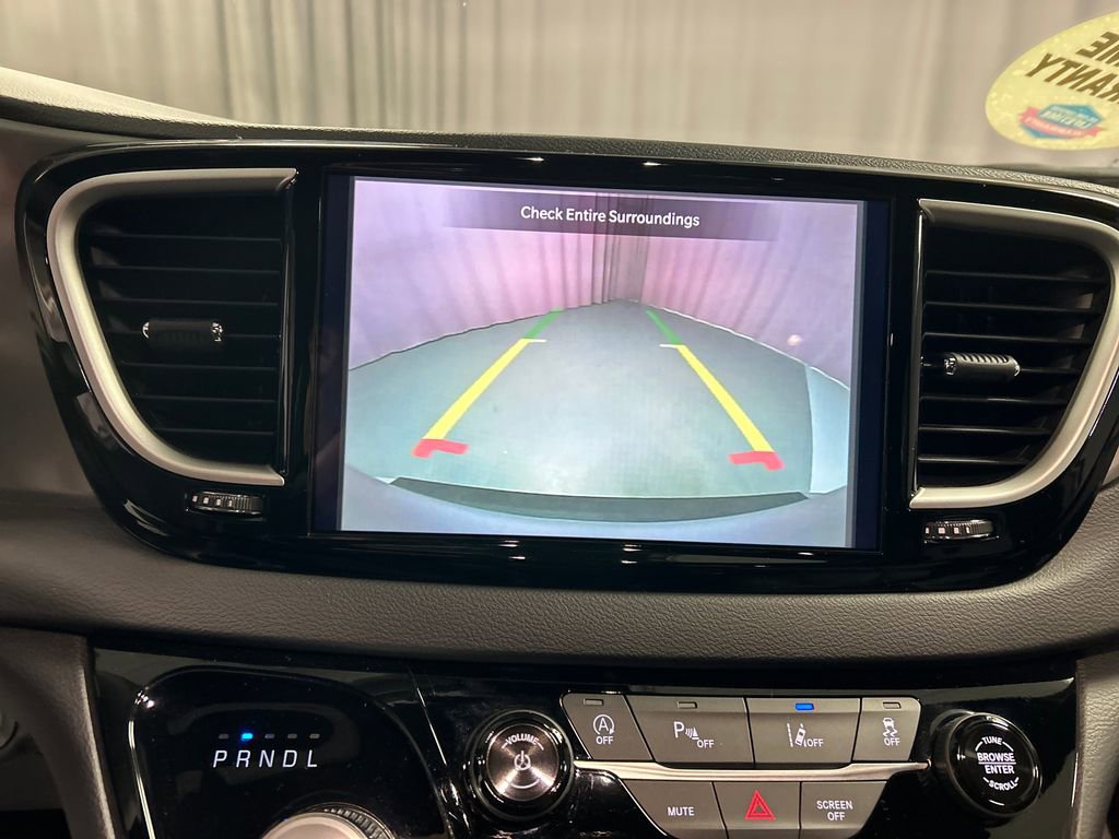 Used 2026 Chrysler Pacifica Select image 18