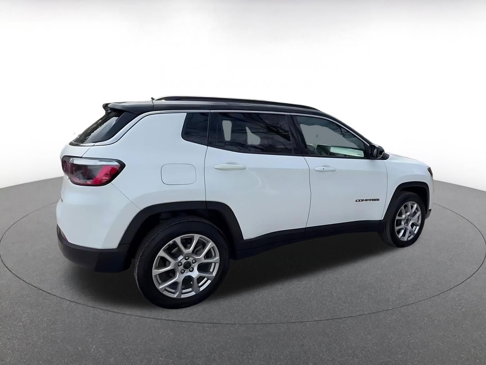 Used 2025 Jeep Compass Limited image 15