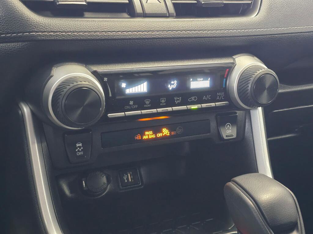 Used 2025 Toyota RAV4 LE image 31