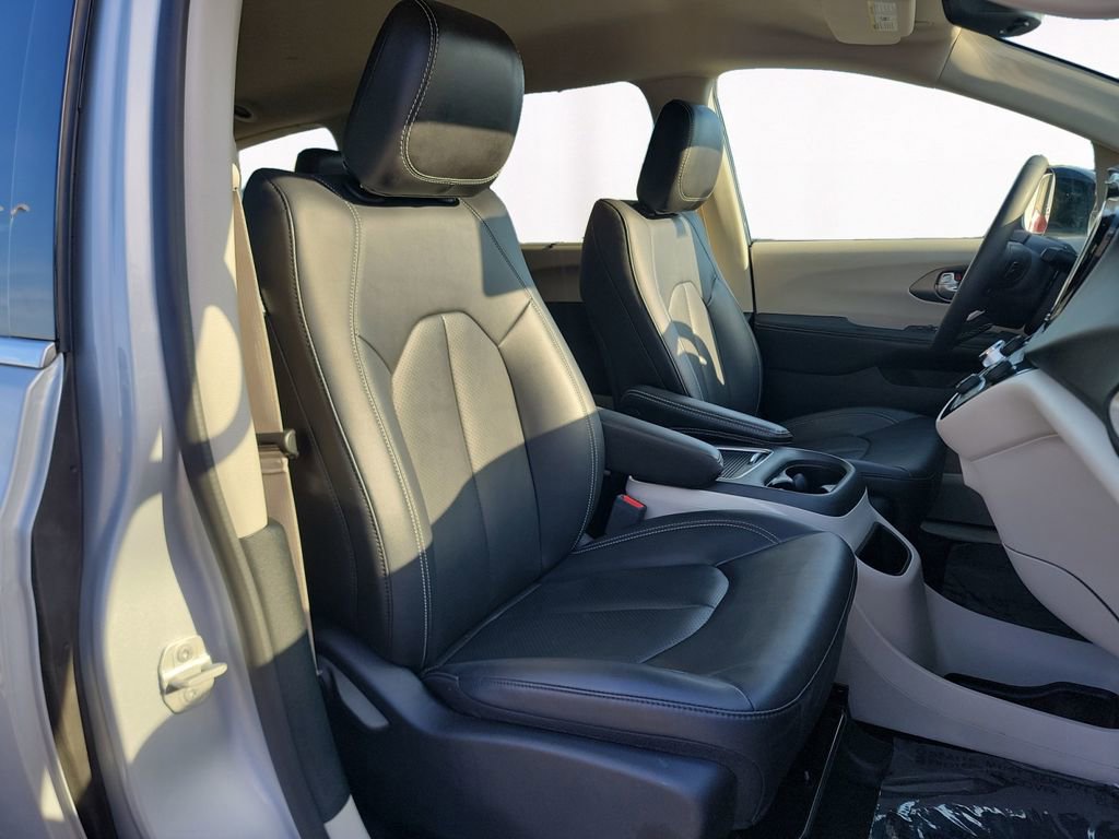 Used 2024 Chrysler Pacifica Touring-L FWD image 15