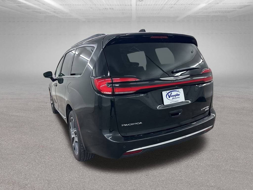 Used 2022 Chrysler Pacifica Limited w/ Uconnect Theater Family Group image 10