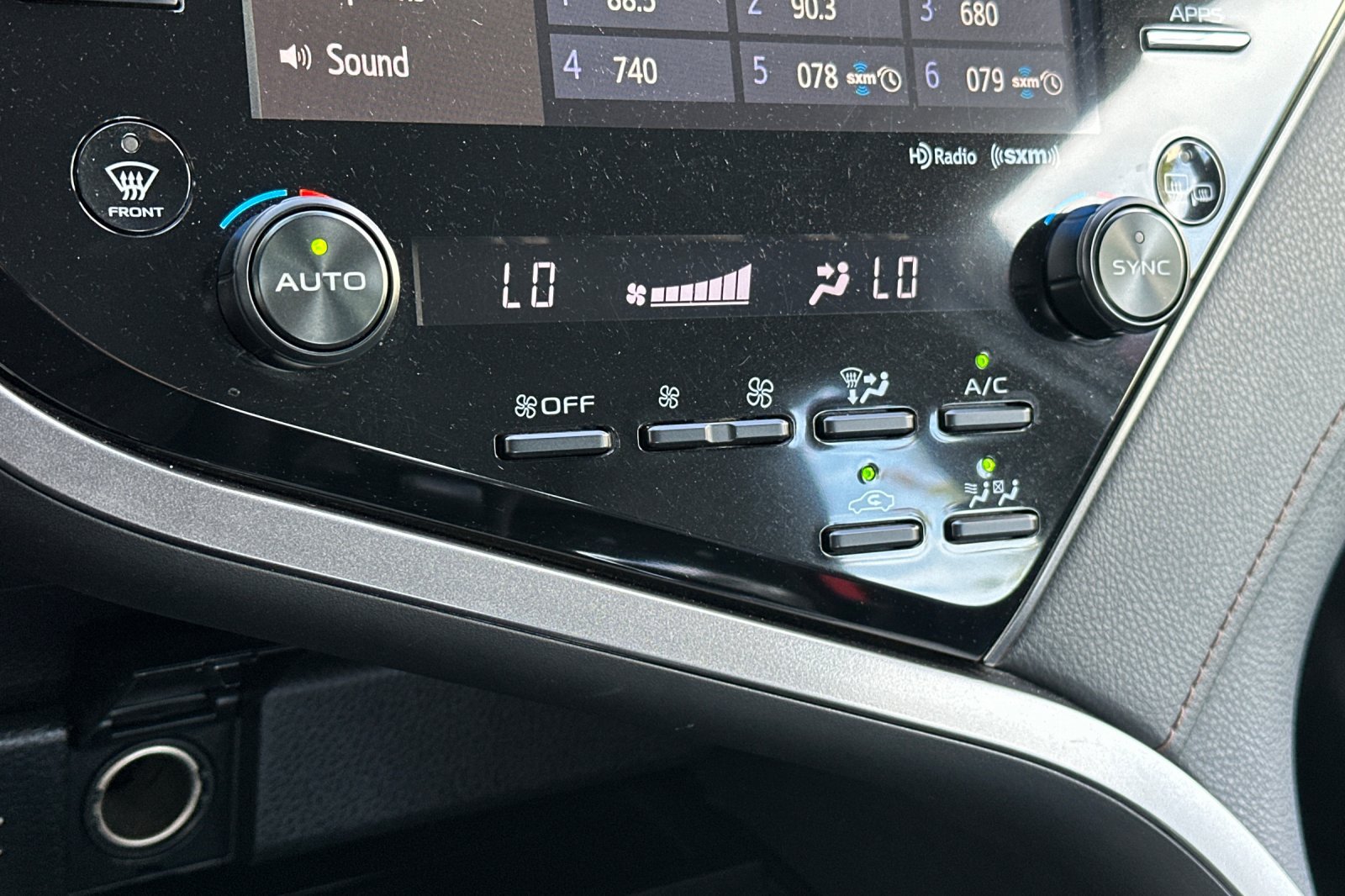 Used 2019 Toyota Camry XLE FWD image 18