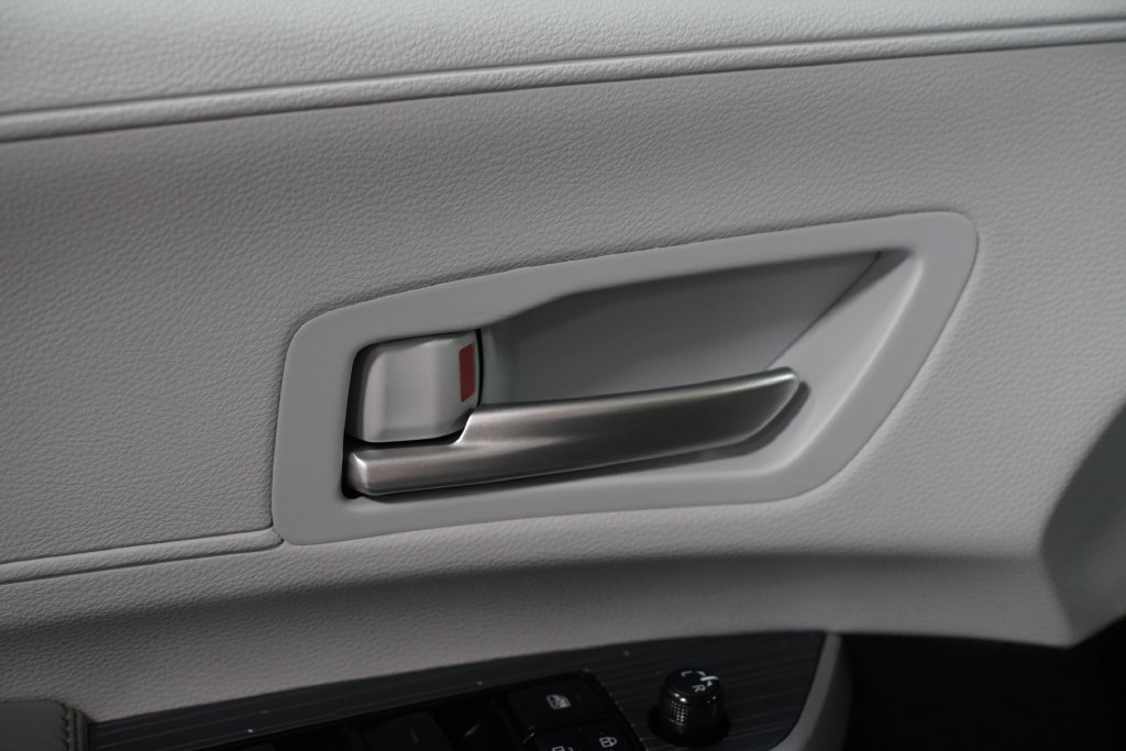 Certified 2025 Toyota Sienna XLE FWD image 33