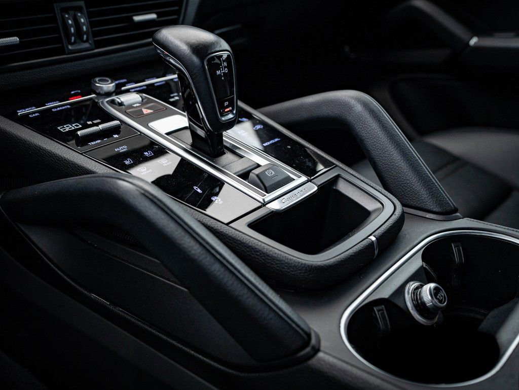 Certified 2022 Porsche Cayenne E-Hybrid w/ Premium Package image 40