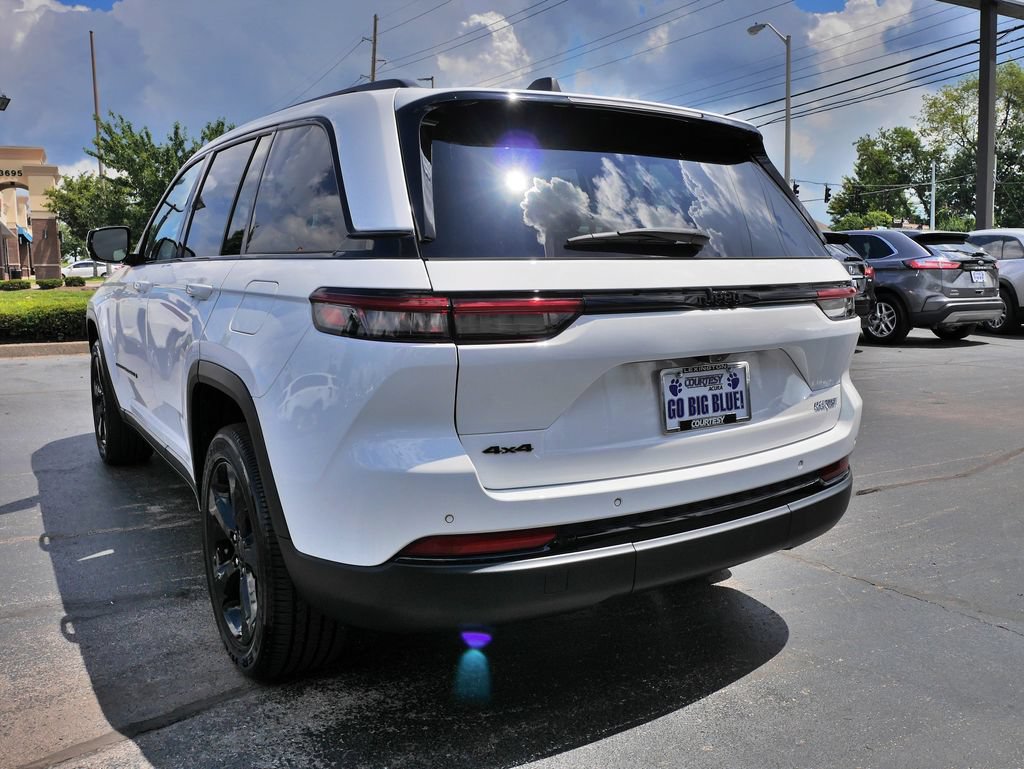 Used 2023 Jeep Grand Cherokee Altitude AWD/4WD image 5