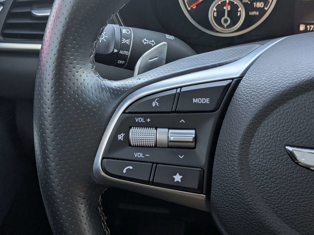 Used 2023 Genesis G70 2.0T image 22