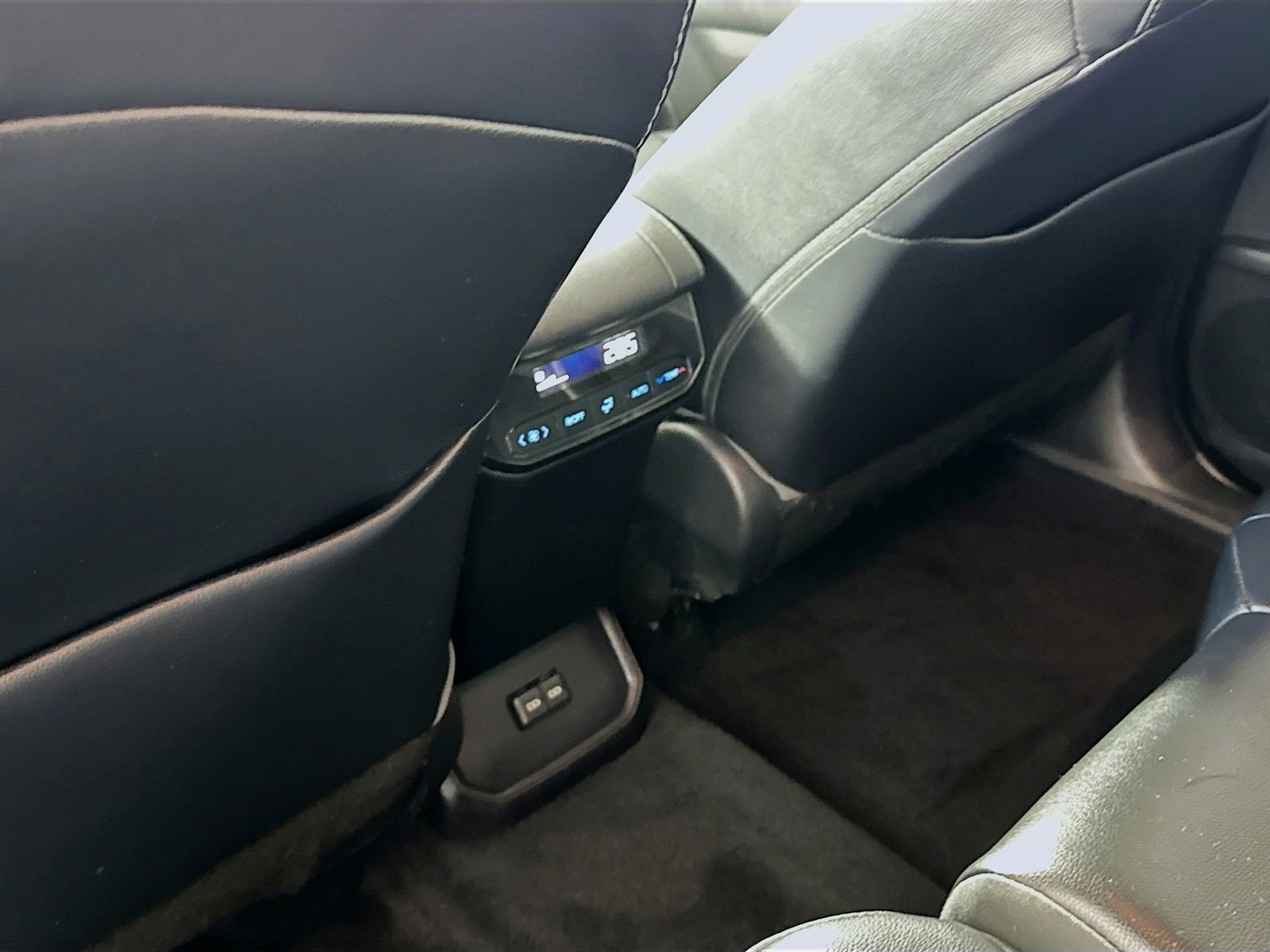 Used 2022 Toyota Highlander XLE AWD/4WD image 23