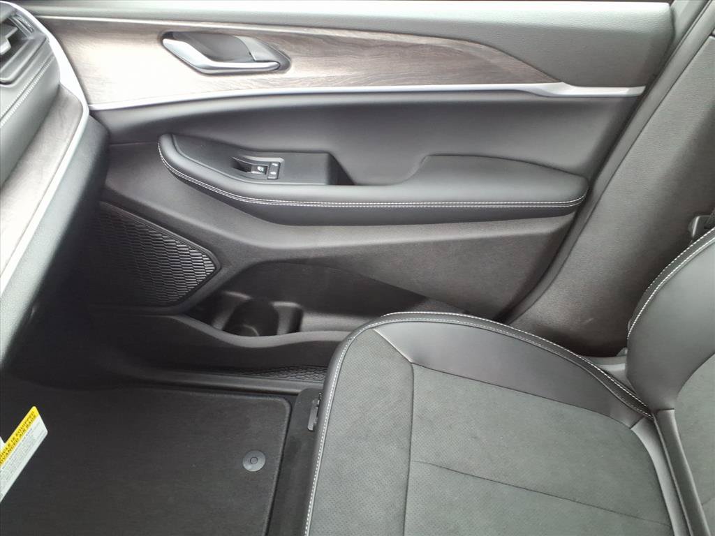 New 2026 Jeep Grand Cherokee Altitude AWD/4WD image 34