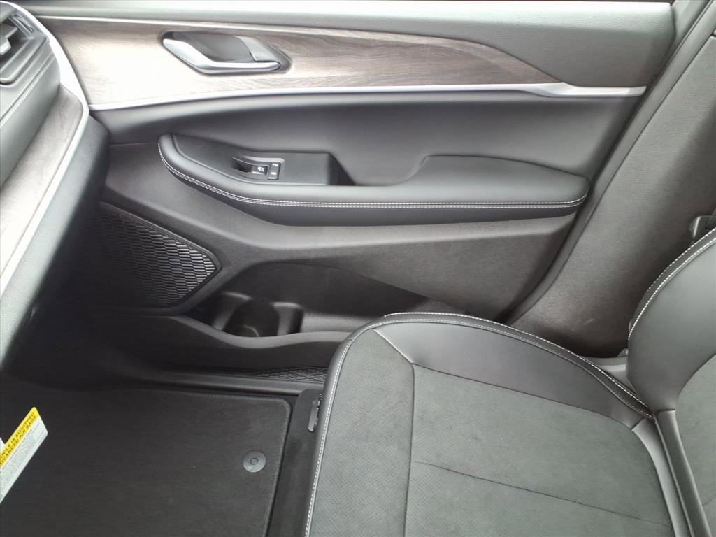 New 2026 Jeep Grand Cherokee Altitude image 34