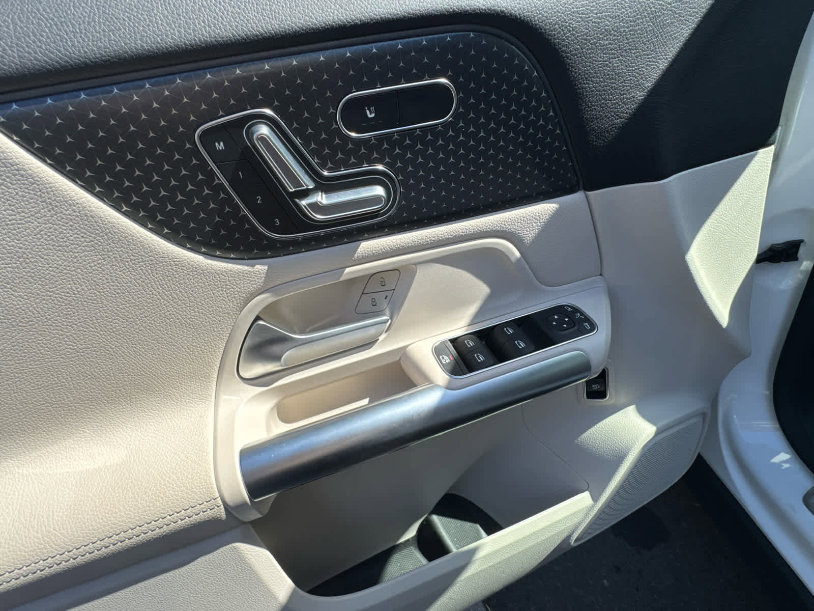 Used 2025 Mercedes-Benz GLA 250 4MATIC image 13