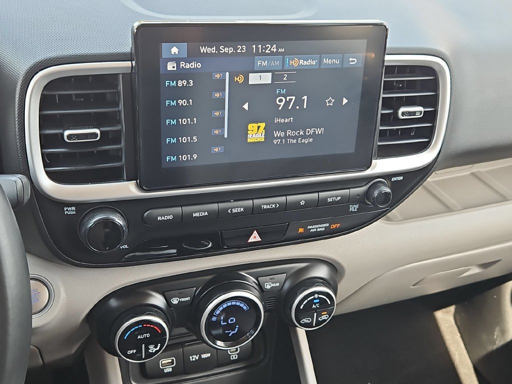 Used 2025 Hyundai Venue SEL FWD image 19