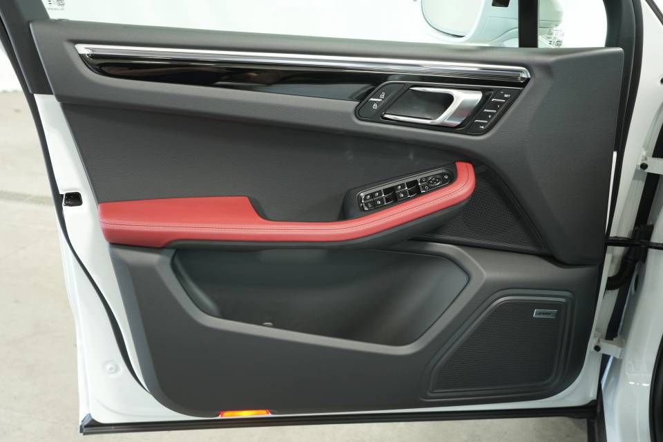 Certified 2025 Porsche Macan AWD/4WD image 25