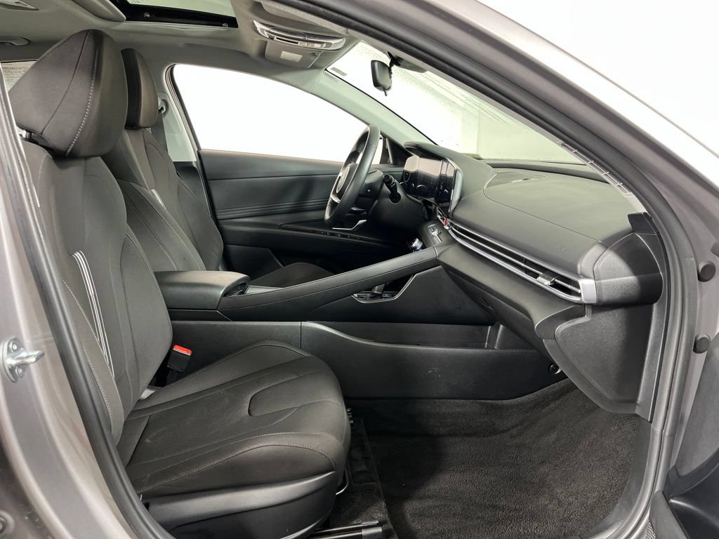 Used 2025 Hyundai Elantra SEL FWD image 5