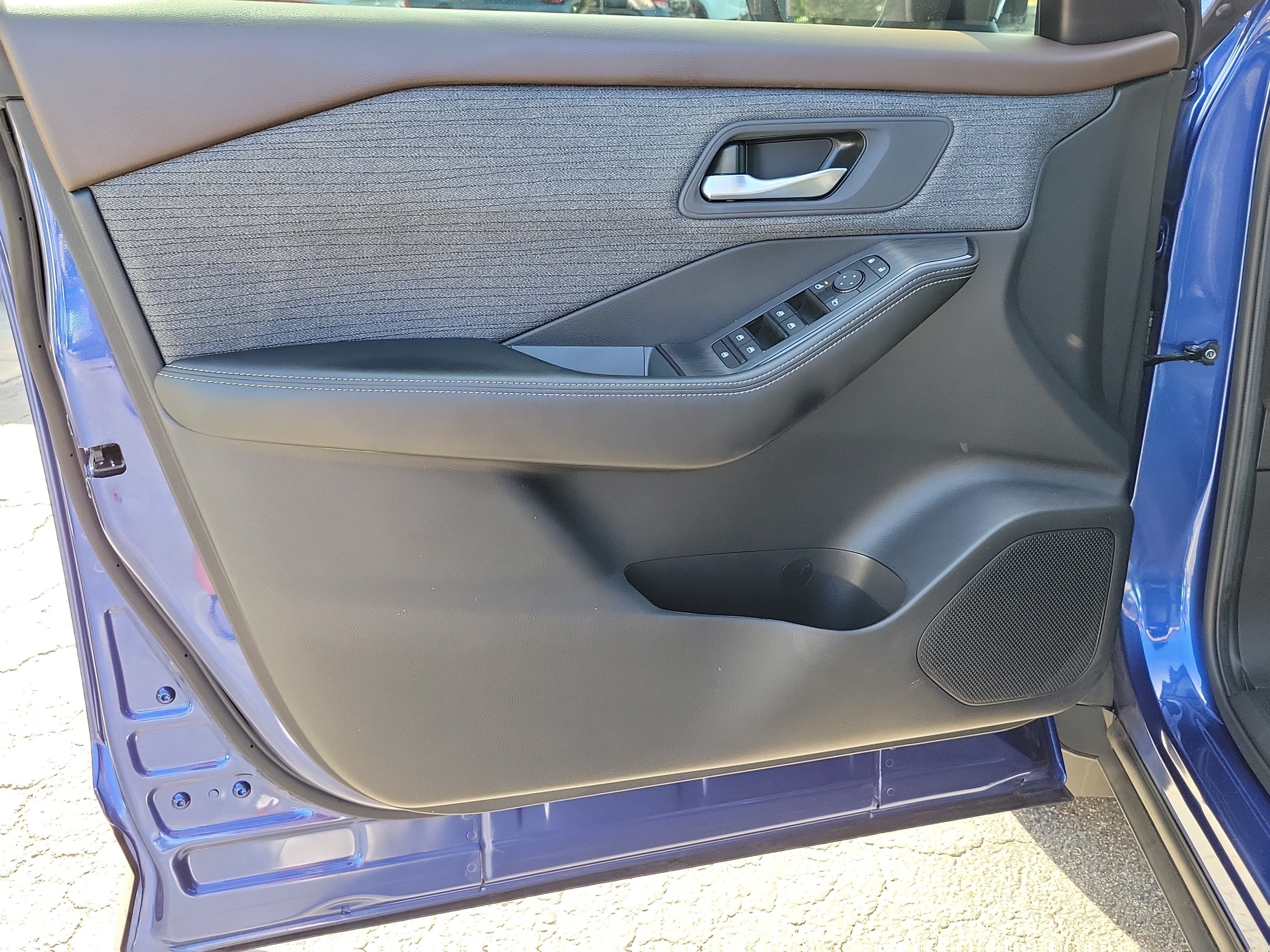 Used 2023 Nissan Rogue SV FWD image 16