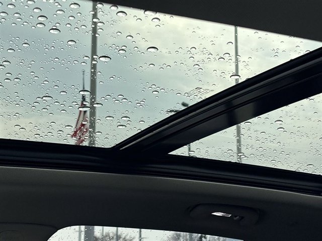 Certified 2023 Cadillac XT4 Luxury w/ Cold Weather Package image 18