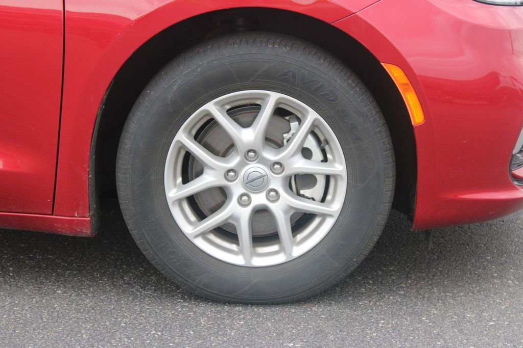 Used 2025 Chrysler Pacifica Select FWD image 12