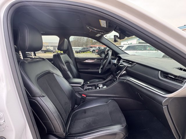 Used 2023 Jeep Grand Cherokee Altitude AWD/4WD image 8