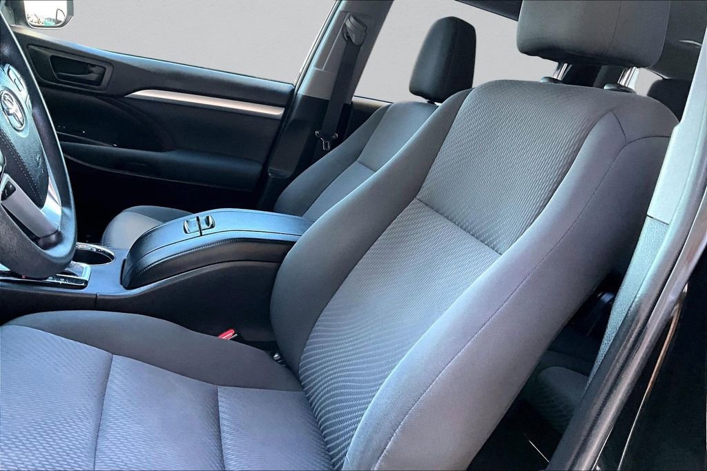 Used 2019 Toyota Highlander LE image 19
