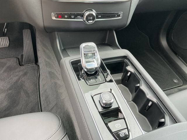 Certified 2025 Volvo XC90 B5 Plus AWD/4WD image 16