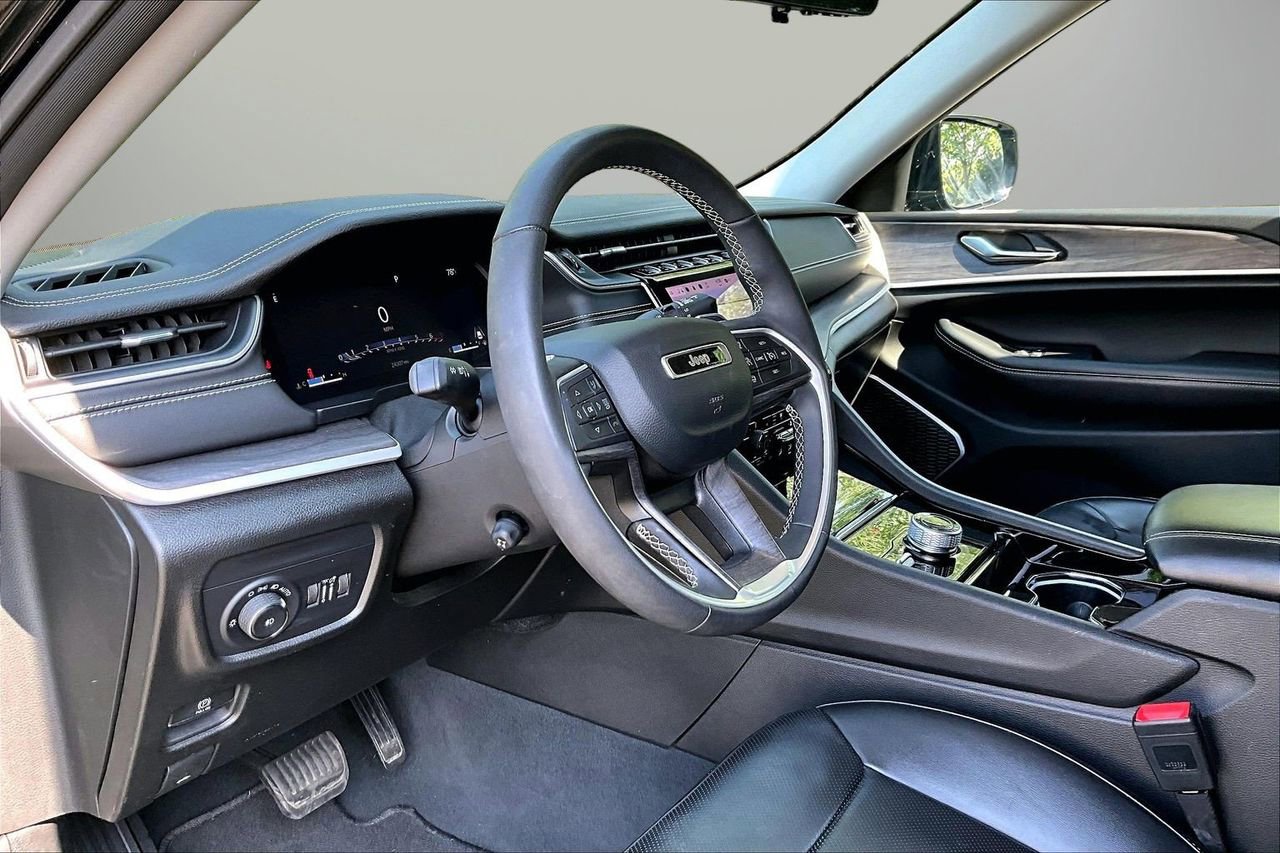 Certified 2023 Jeep Grand Cherokee Limited w/ Luxury Tech Group II AWD/4WD image 19