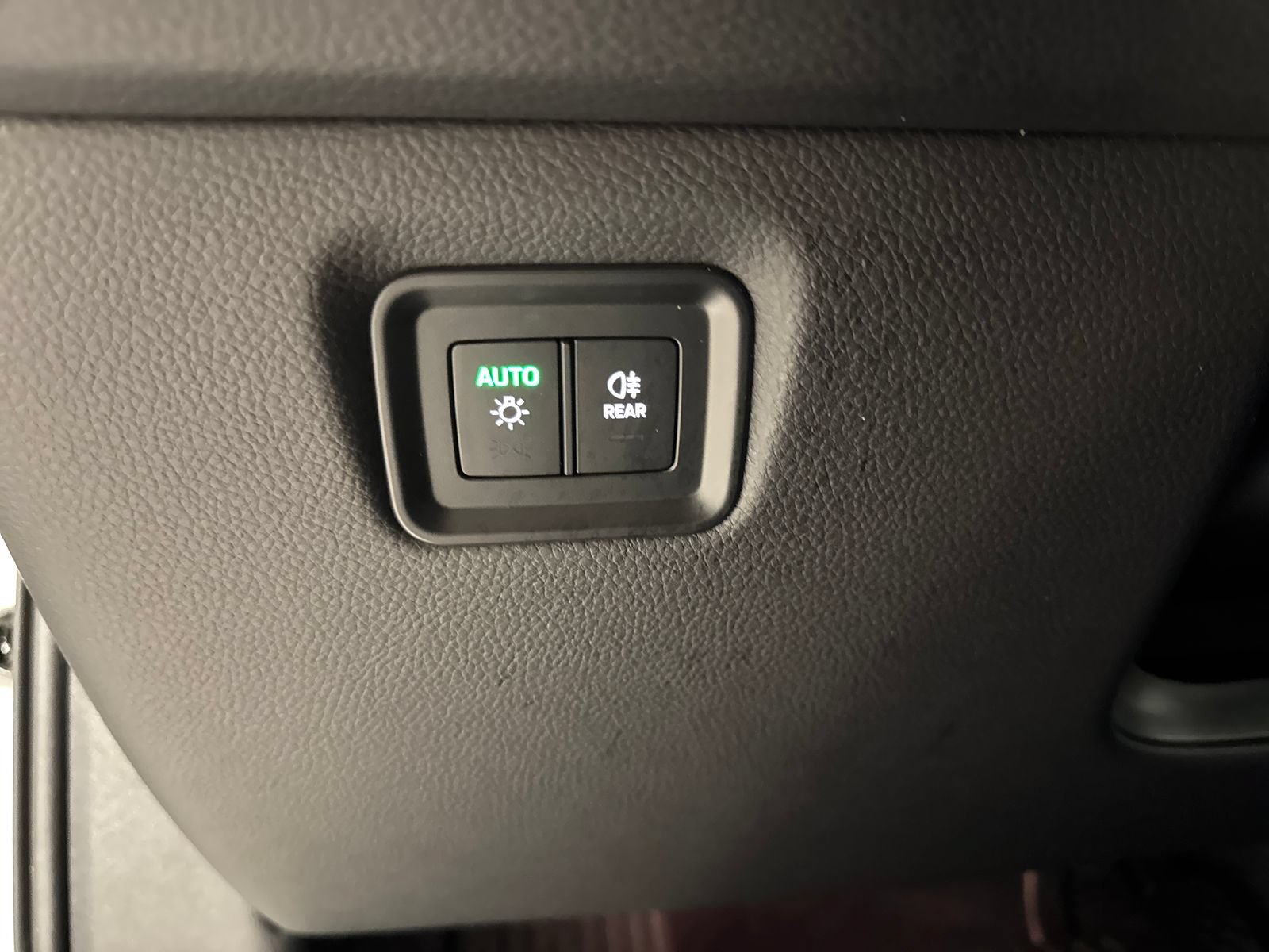 Used 2024 Porsche Cayenne w/ Premium Package AWD/4WD image 18