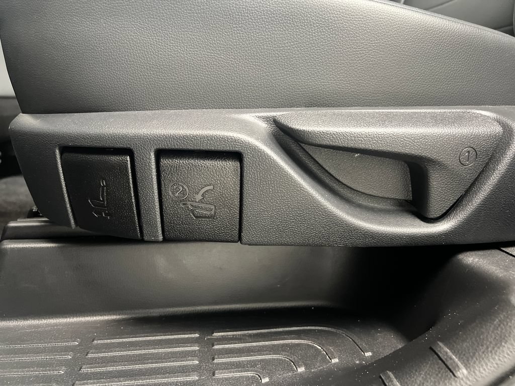 Used 2025 Toyota Highlander XLE FWD image 18