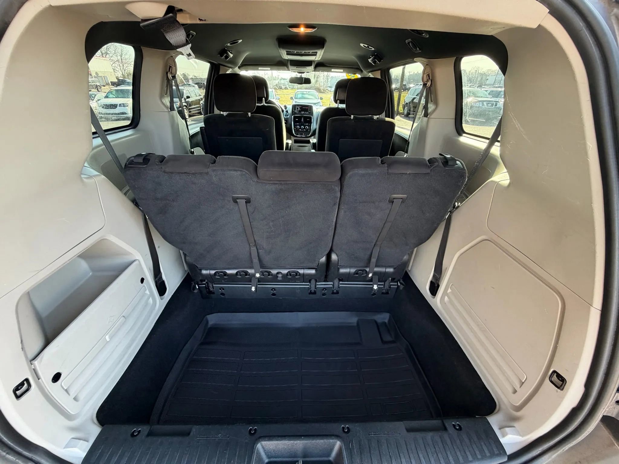 Used 2016 Dodge Grand Caravan SE image 9