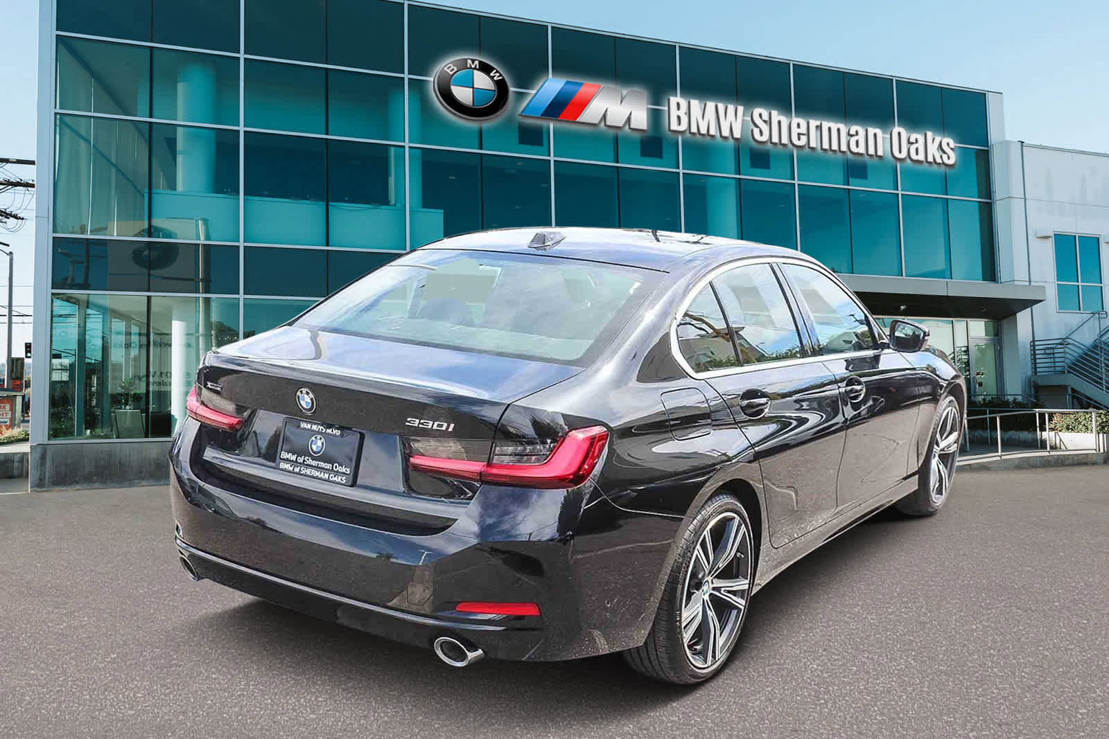 Used 2024 BMW 330i xDrive Sedan w/ Premium Package AWD/4WD image 4