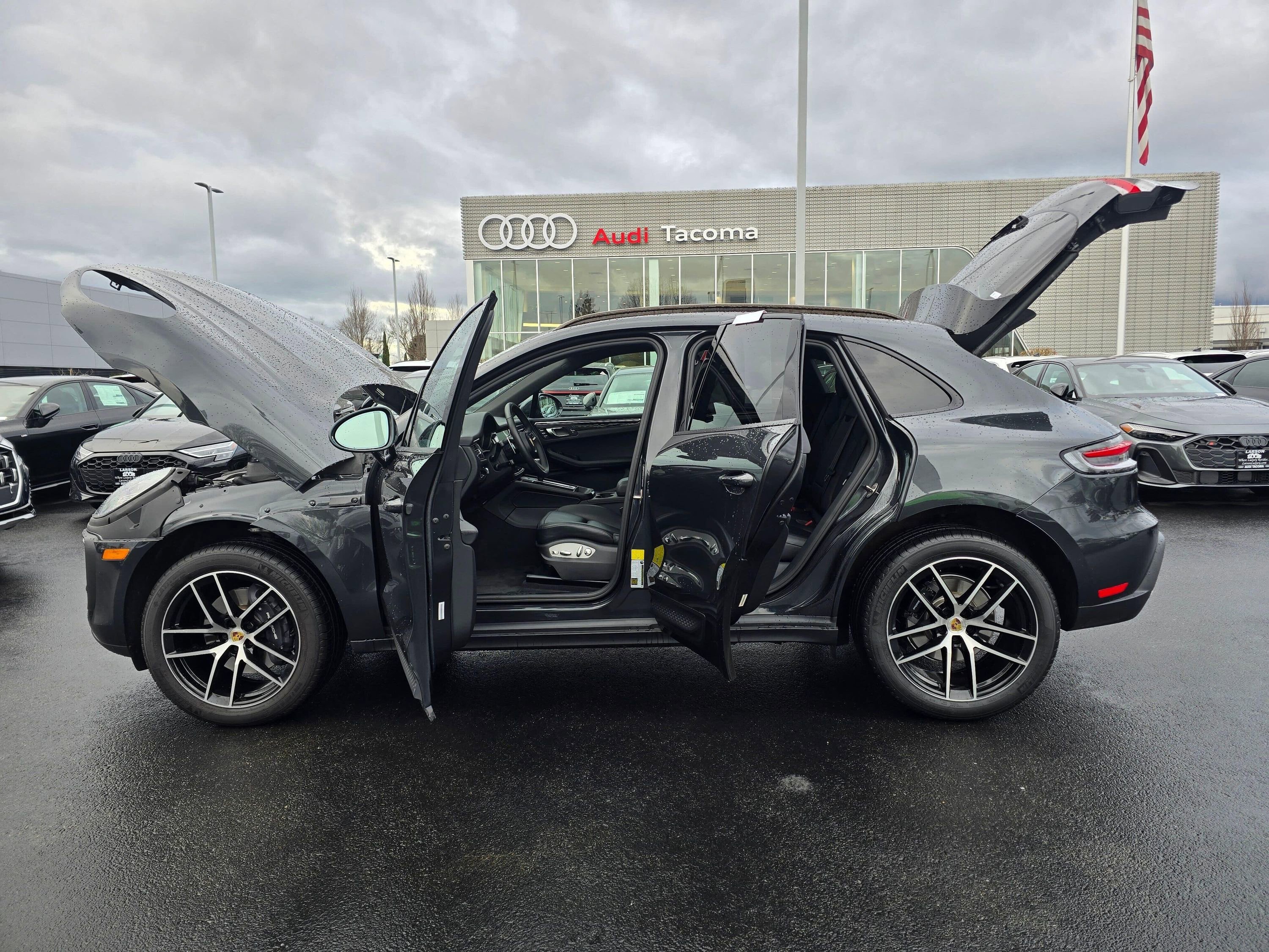 Used 2025 Porsche Macan image 12