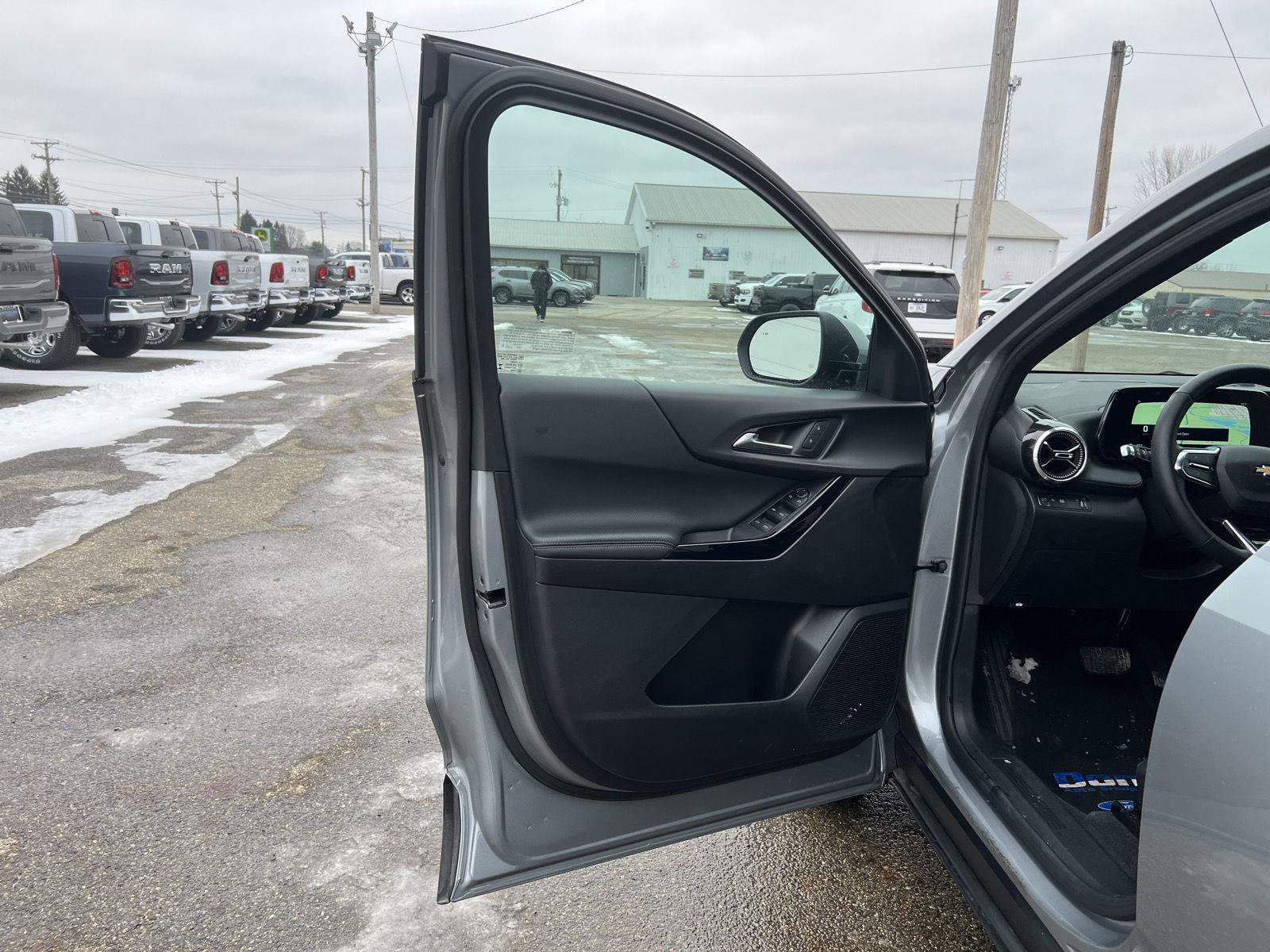 Used 2025 Chevrolet Equinox LT image 11