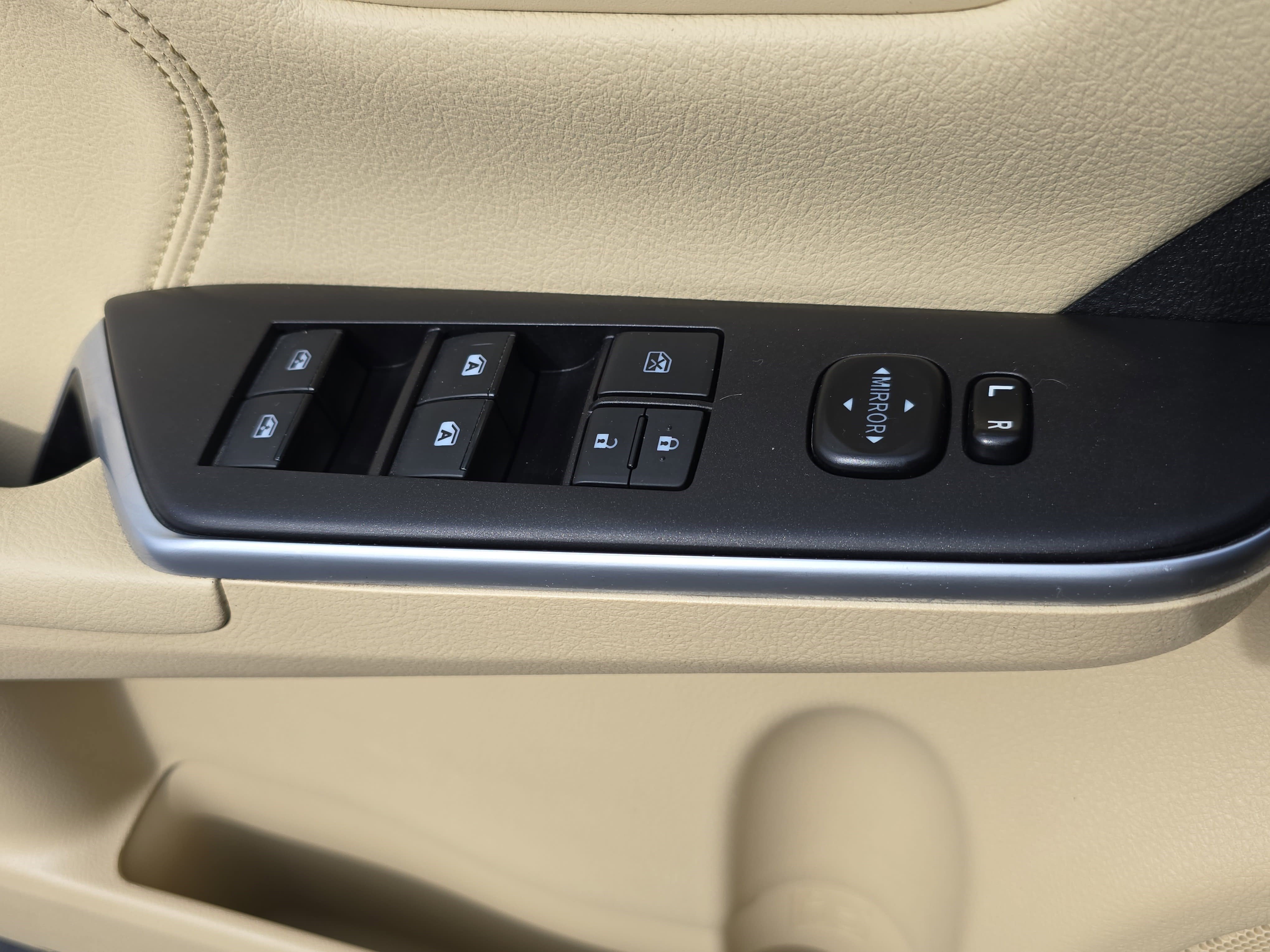 Used 2017 Toyota Camry XLE w/ Moonroof Package image 28