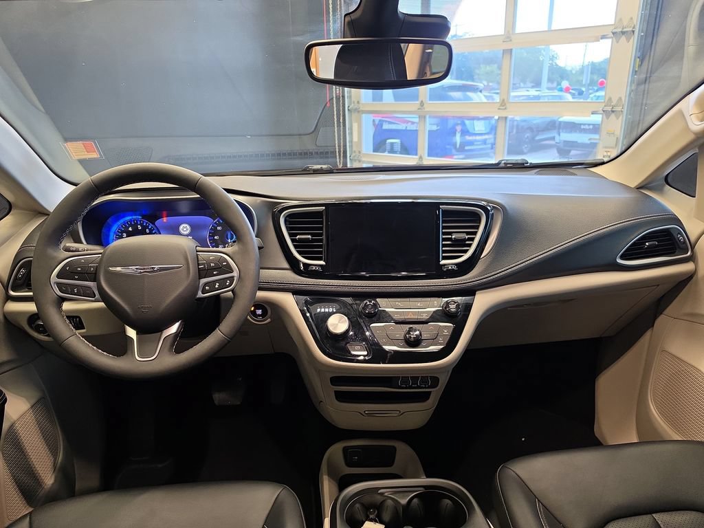 Used 2023 Chrysler Pacifica Touring-L FWD image 17
