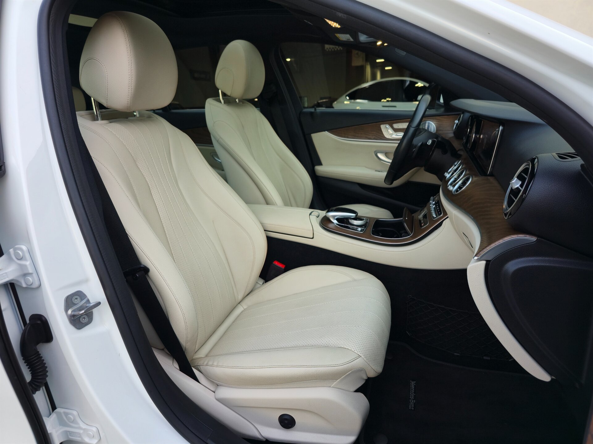 Used 2018 Mercedes-Benz E 400 4MATIC Sedan w/ Premium 1 Package image 24