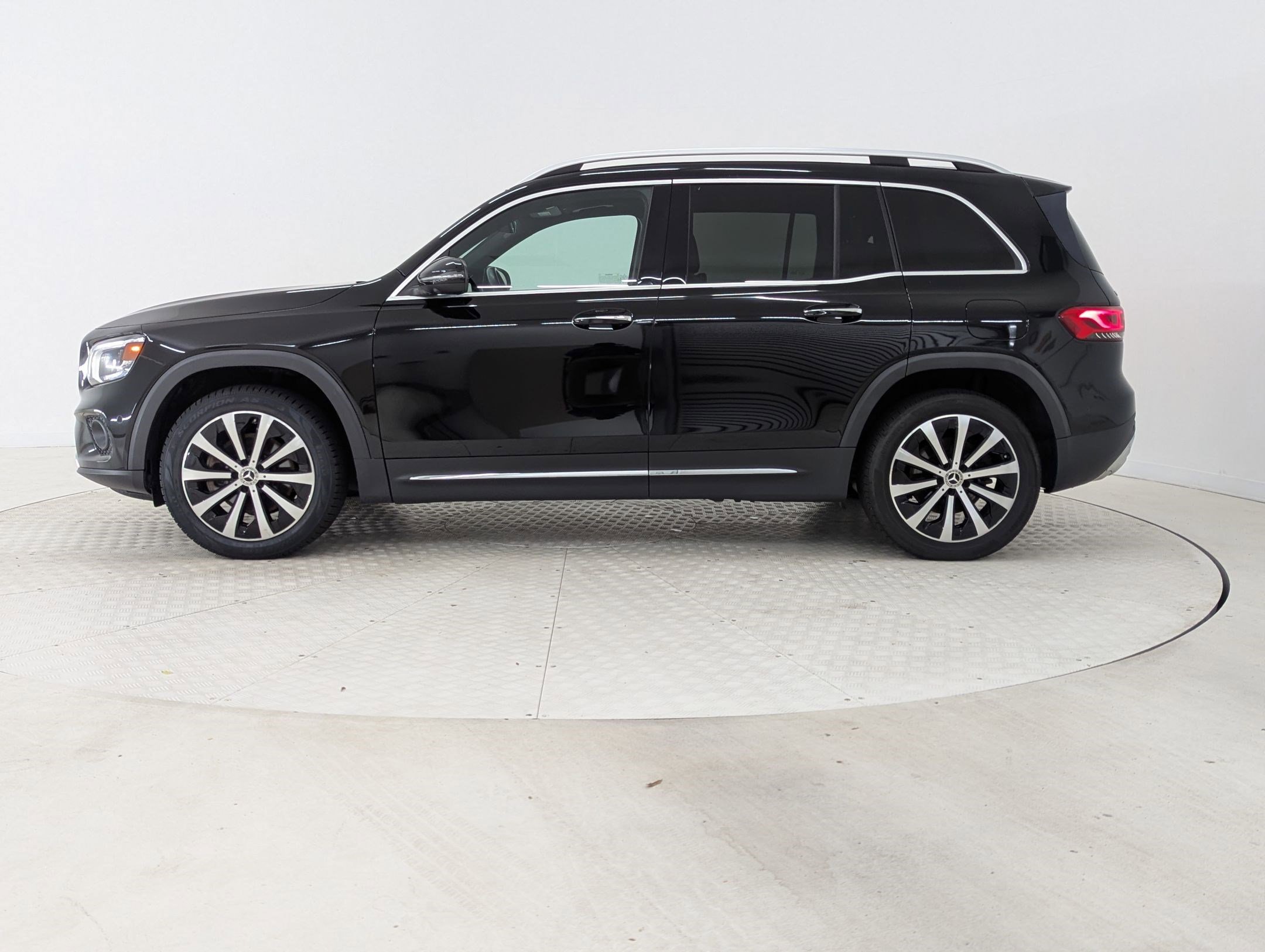 Used 2021 Mercedes-Benz GLB 250 4MATIC image 2