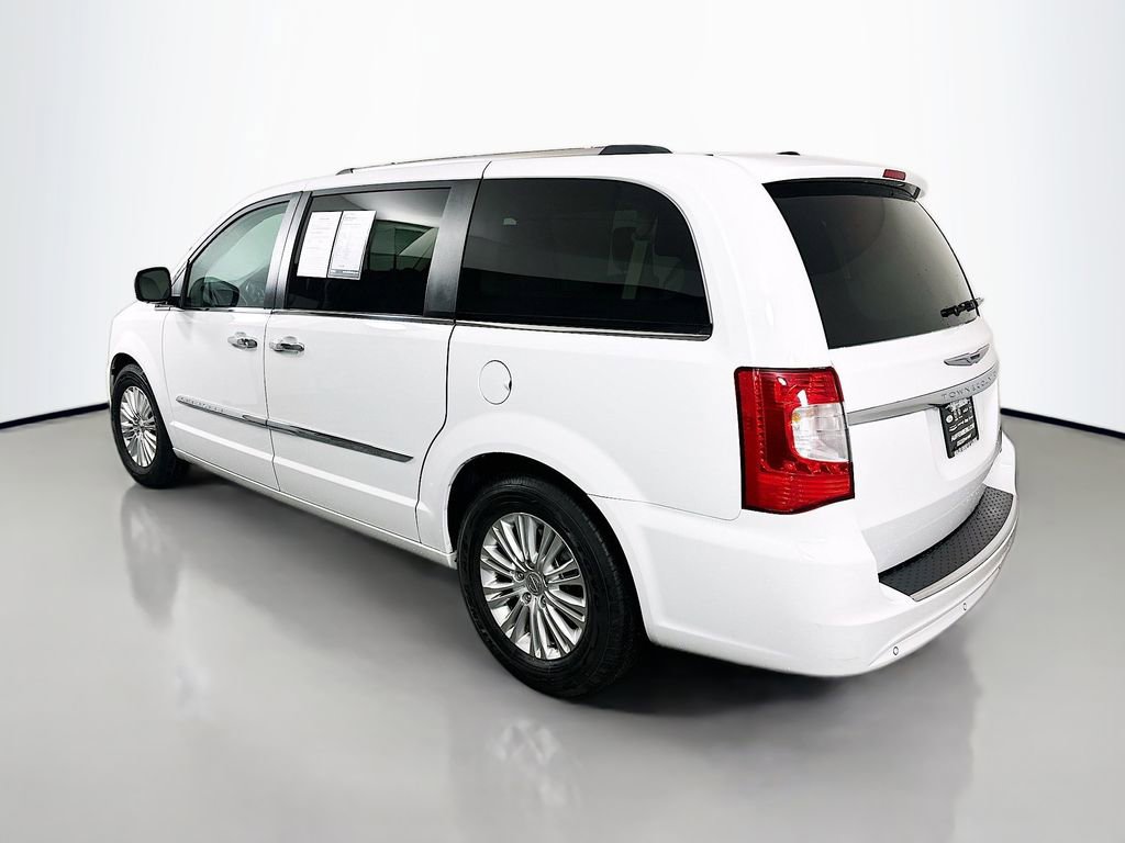 Used 2014 Chrysler Town & Country Limited image 5