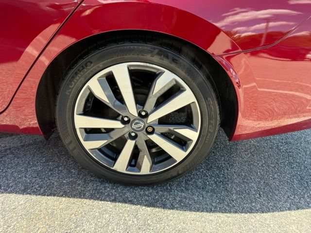 Certified 2020 Nissan Versa SR w/ Convenience Package FWD image 12