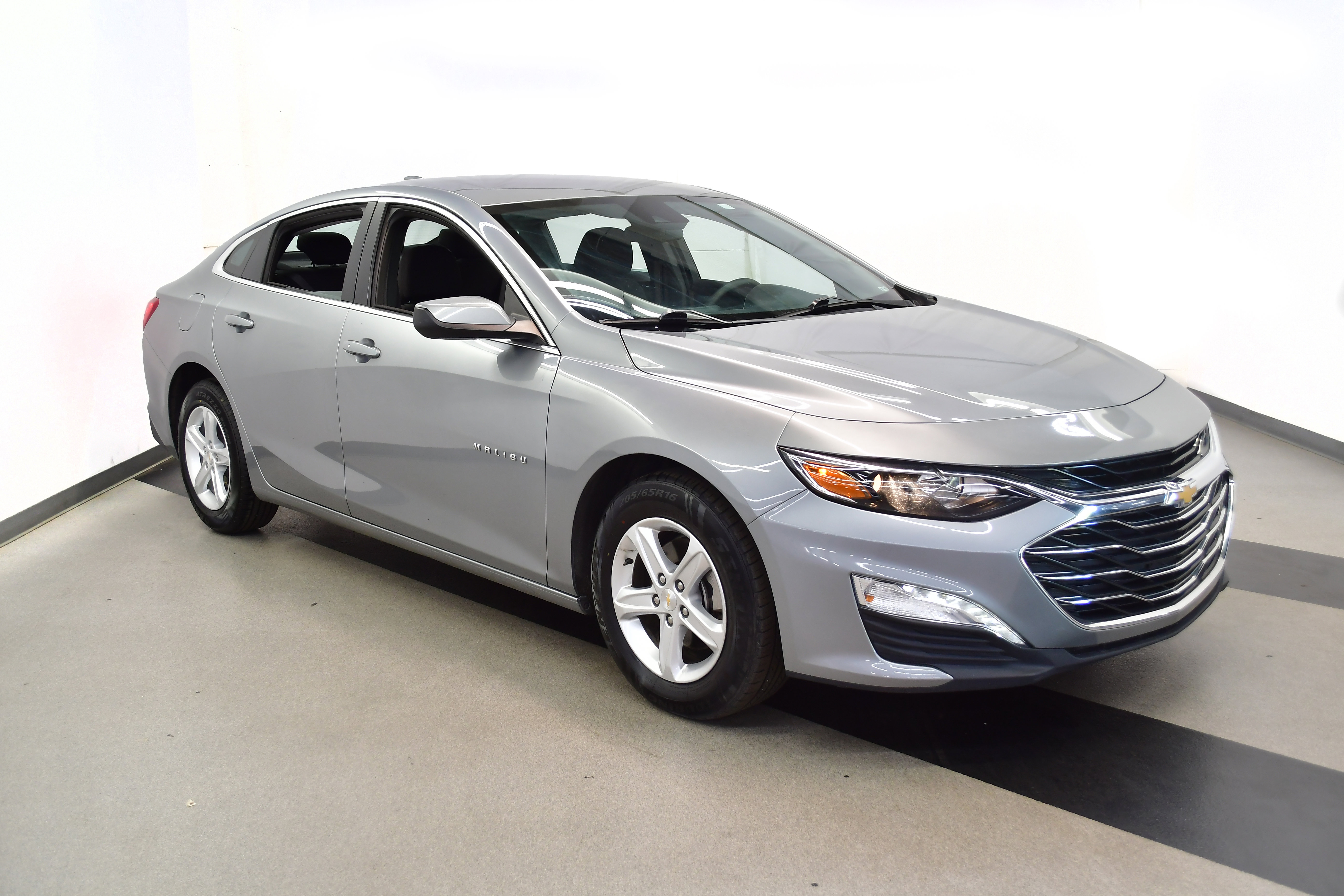 Used 2024 Chevrolet Malibu LT FWD image 2