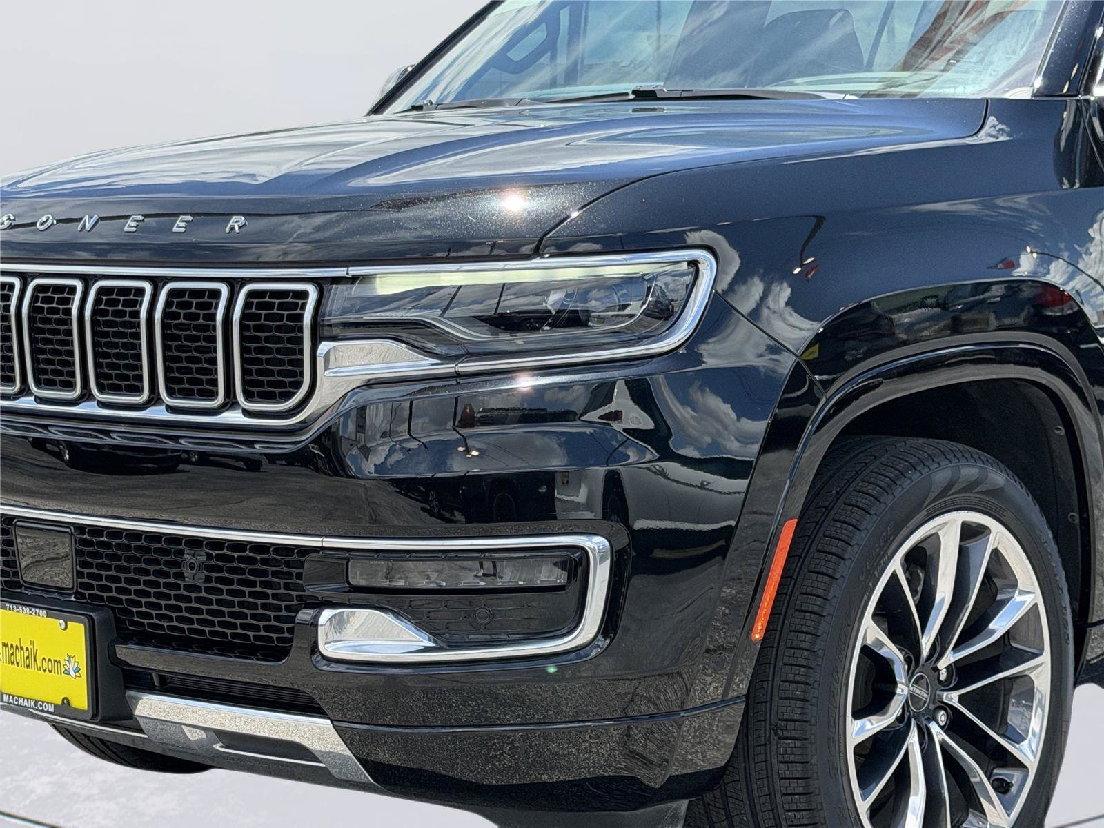 Used 2024 Jeep Wagoneer Series III w/ Premium Group I AWD/4WD image 8