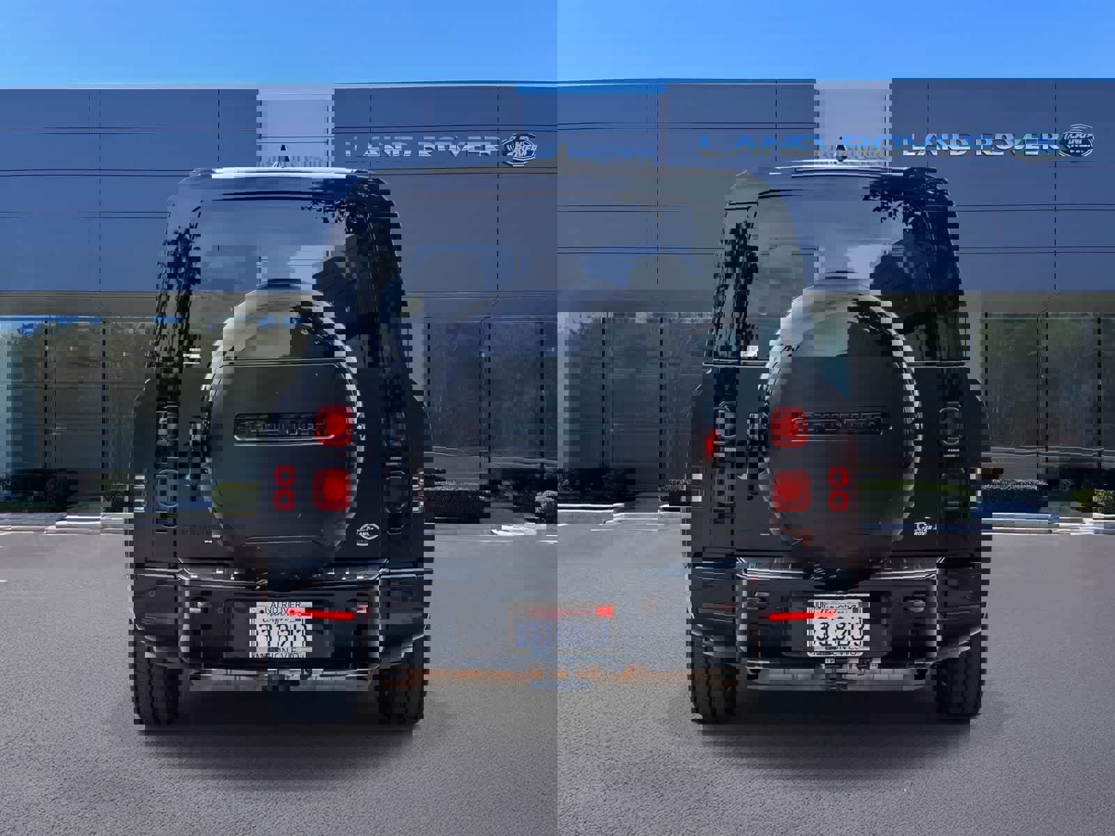 Used 2023 Land Rover Defender 130 X-Dynamic SE image 5