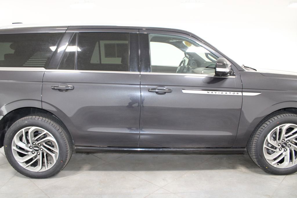 Used 2025 Lincoln Navigator Reserve AWD/4WD image 11