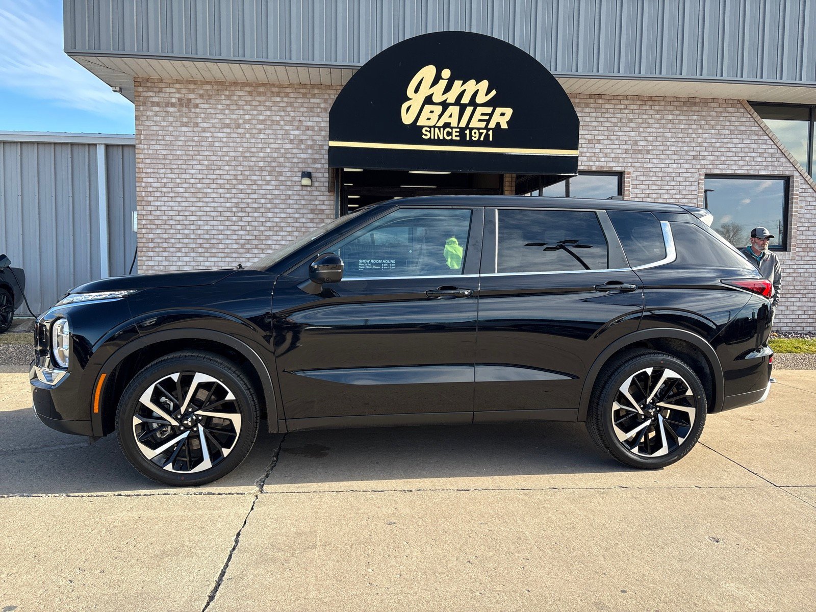 Used 2024 Mitsubishi Outlander SE image 2