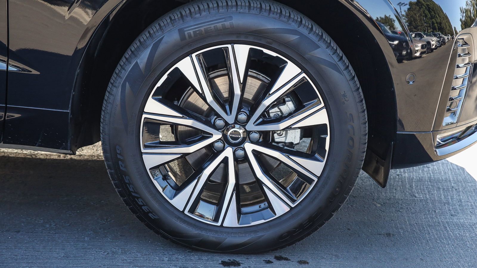 Used 2025 Volvo XC60 B5 Plus image 6