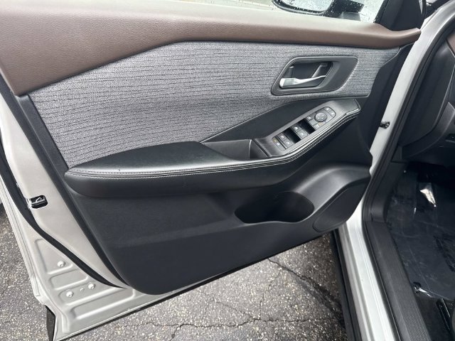 Used 2023 Nissan Rogue SV AWD/4WD image 18