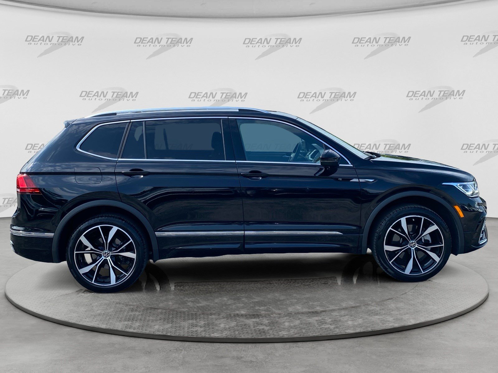 Used 2023 Volkswagen Tiguan SEL R-Line AWD/4WD image 9