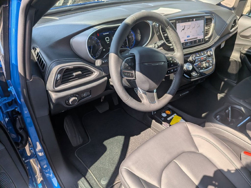 New 2027 Chrysler Pacifica Select FWD image 16