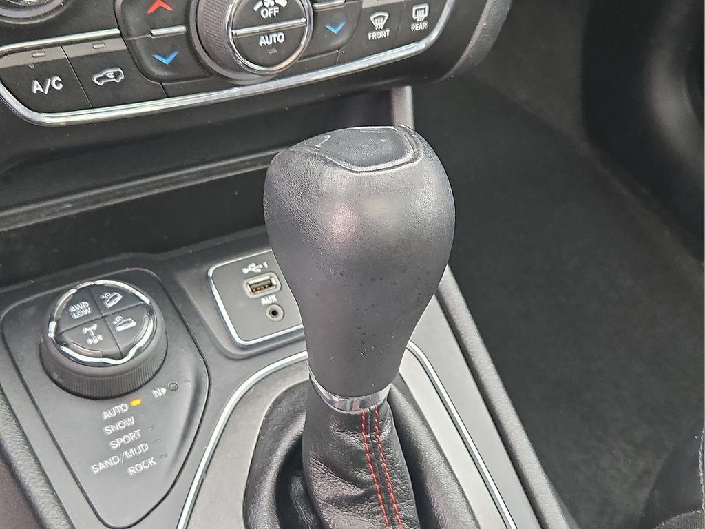 Used 2019 Jeep Cherokee Trailhawk AWD/4WD image 16